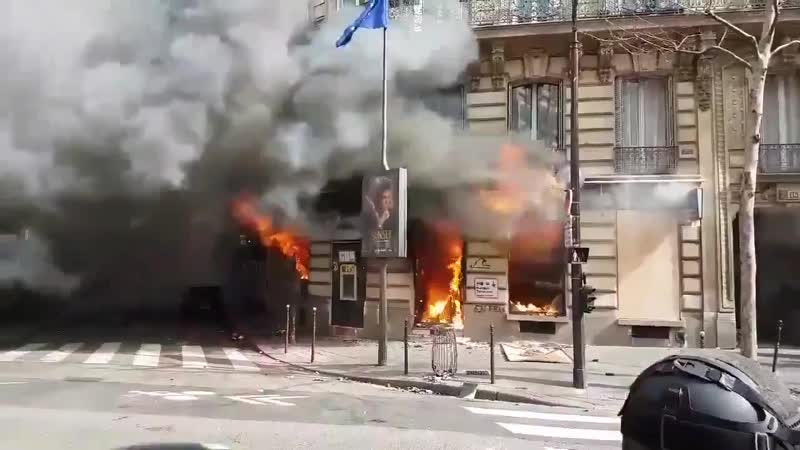 Жёлтые жилеты подожгли банк,находящийся в жилом доме