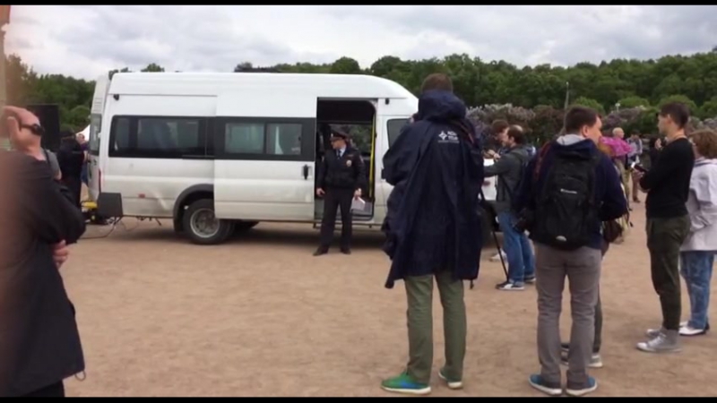 Участников празднования дня россии на марсовом поле предупреждают о провокациях и отправляют домой