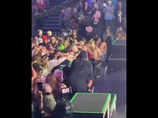 Billie saying her goodbyes at her acltv taping in austin