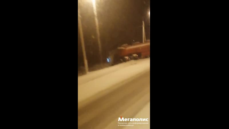 В кингисеппе бензовоз лежит в кювете