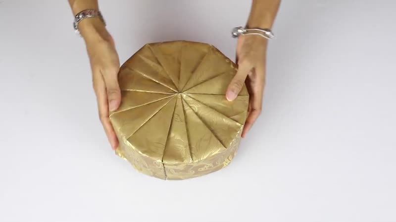 Упакоа подарка в форме цилиндра