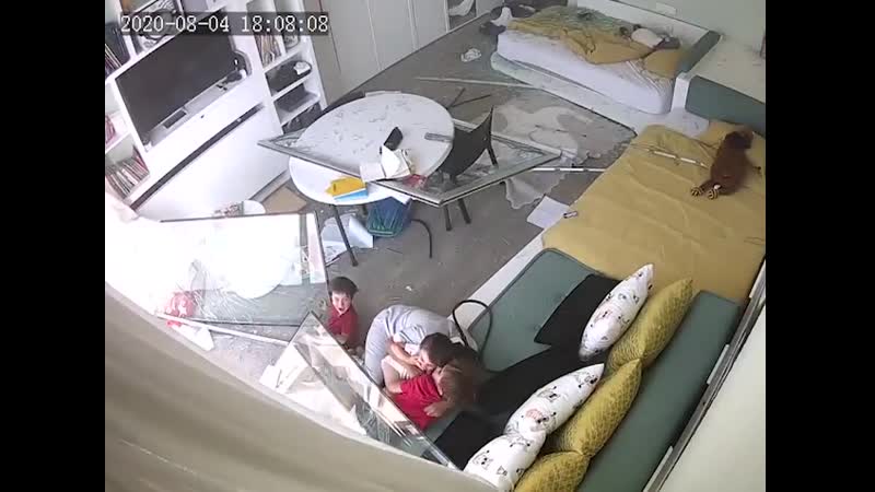 Камера в квартире во время мощного взрыва в бейруте, ливан