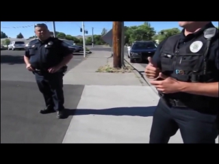 Полиция сша беседует с юристом, вооруженным автоматом