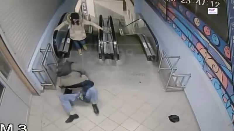 (18+) две пизджюшки докопались ночью в метро до алкаша