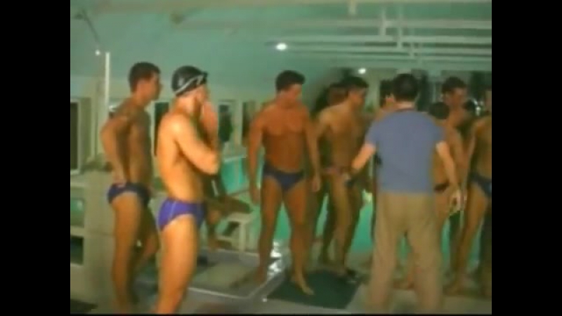 Парни в плаах на просмотре