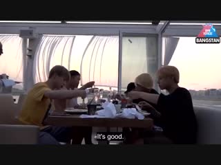 Плюшки кормят друг друга