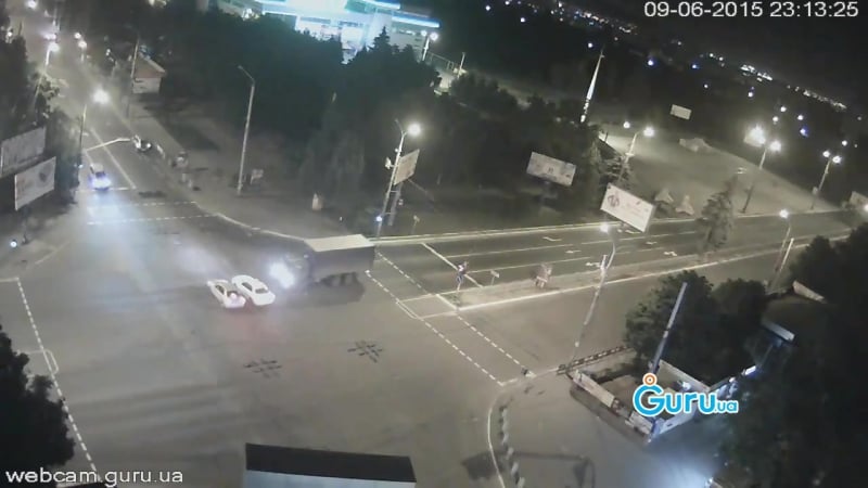 У маріуполі вантажіа зсу протаранила машину мирного жителя