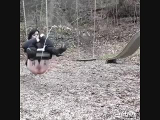Писяет с качели