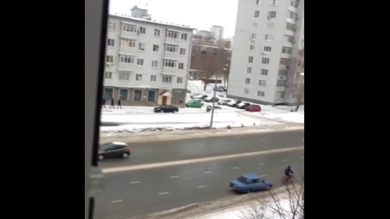 В казани сняли на видео, как велосипедист взял «легковушку» на буксир