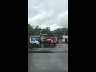 В москве солевой так упоролся, что разделся, пробежал по вокзалу, залез под электричку