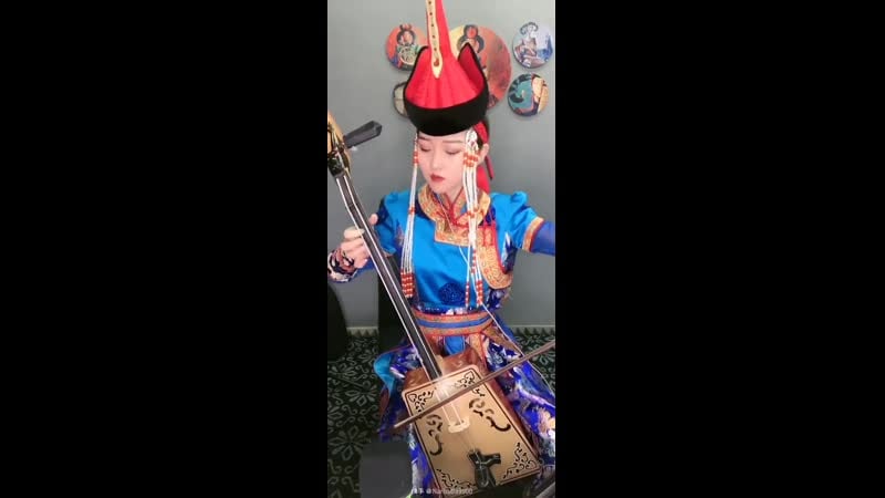 Цахар монголка нарсу играет известный хит (улаанбаатарын үдэш) на монгольском национальном инструменте "морин хуур"
