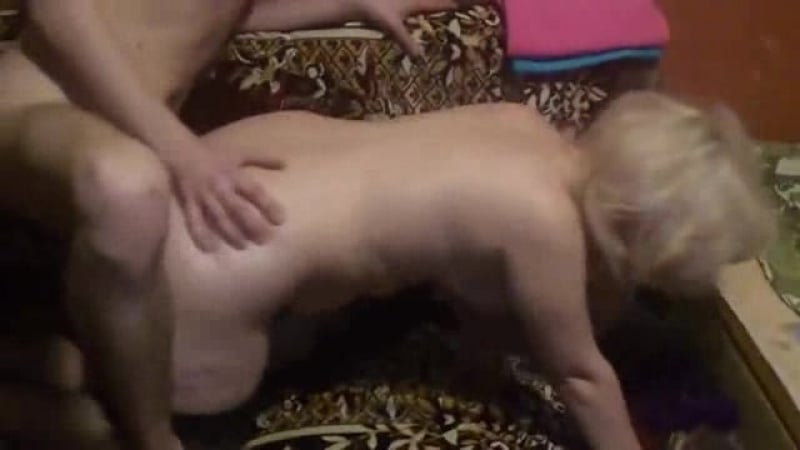 Молодой парень трахает даму в возрасте при муже