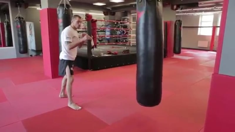 Отработка мидл кик на мешке в тайском боксе андрей басынин