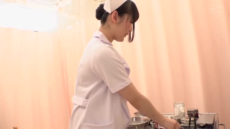 Красивая медсестра заботится о своих пациентах