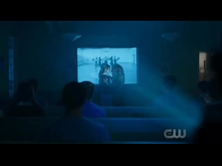 Поцелуй во время фильма двух девушек