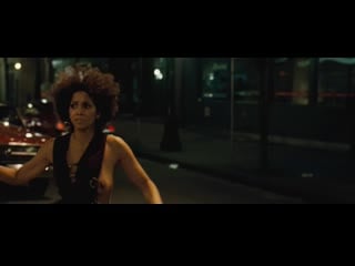 Холли берри (halle berry) голая в фильме «фрэнки и элис» (2009)