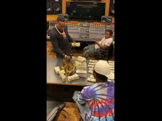 Yo gotti вручает аванс новому участнику своего лейбла