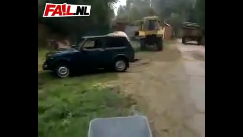 Как не нужно вытаскивать автомобиль с озера