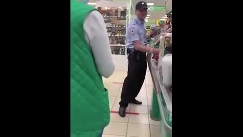 В балашихе пьяный мент засунул себе в штаны две бутылки спиртного и попытался их украсть из магазина