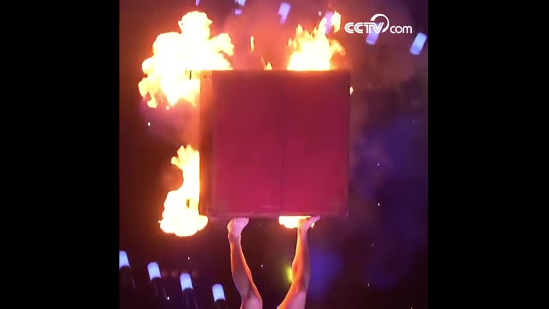 Жонглирование ногами «огненным» столом