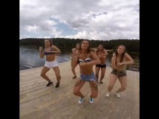 Lessi и девочки танцы и тверк на пляже