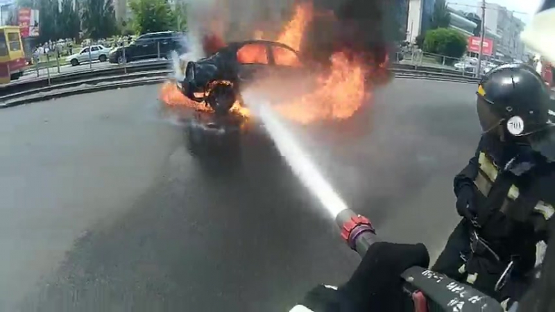 Тушение горящего автомобиля в барнауле