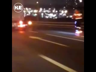 В москве на видео попал мужчина, гнавший по трассе на самокате