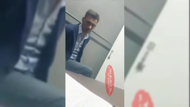 Заместитель главы города отрошко справляет нужду на стену в здании дпс