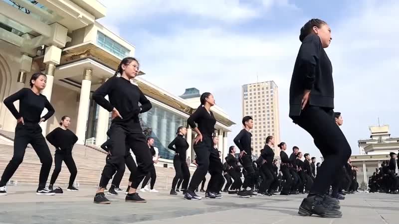 Монгольская молодежь массово станцевали западно монгольский танец