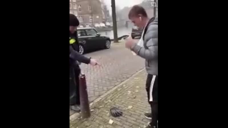 Помог завязать шнурки