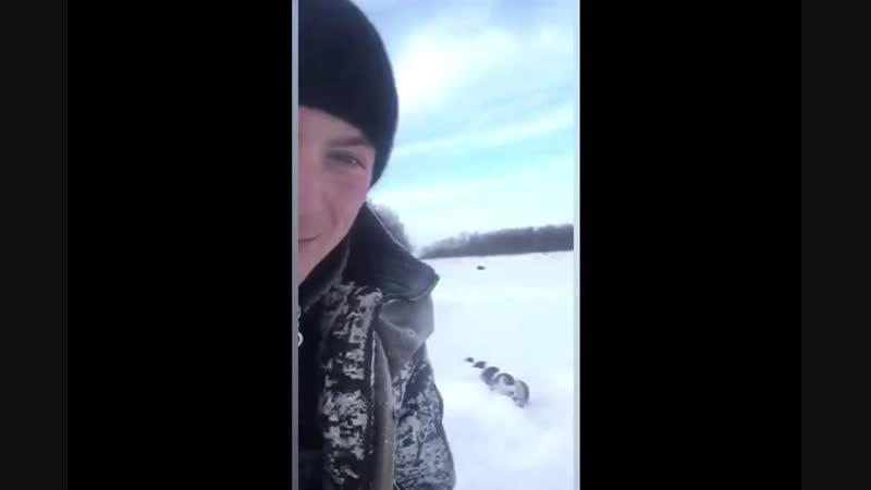 В хмао на реке иртыш в районе горноправдинска из пробуренных рыбаками лунок вырывается газ