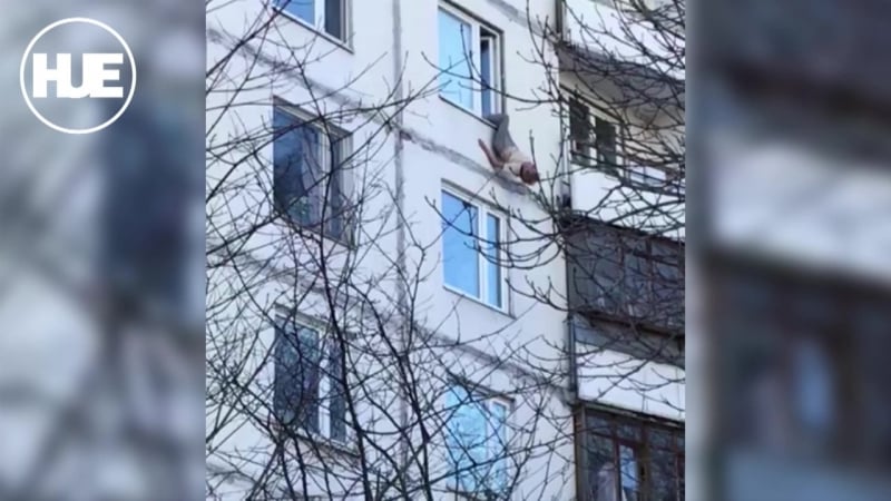 Пенсионерка в москве решила свести счеты с жизнью, но зацепилась за карниз одеждой и повисла