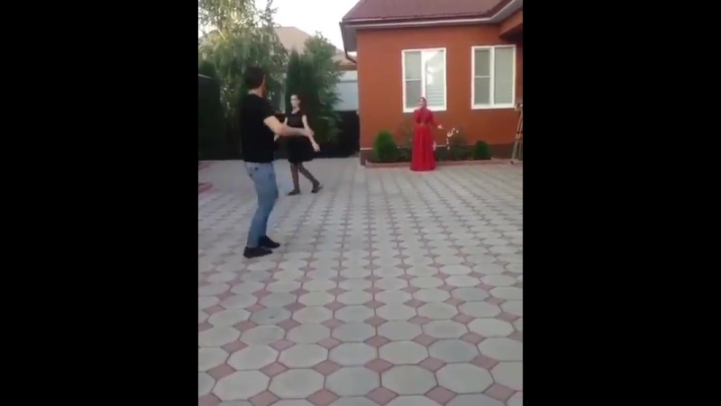 Ловзар парень чётко танцует