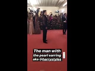 Гарри стайлс и алессандро микеле на розовой дорожке met gala, 06/05