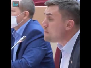 Мужик рядом наверное сидит и думает "посадят парня и мне припомнят, что рядом с ним сидел"