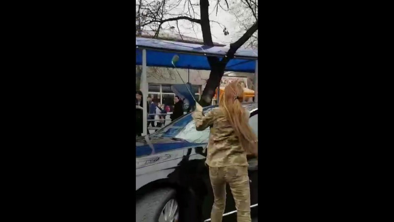 Суровые казахстанские девушки орудуют с помощью палок от гольфа