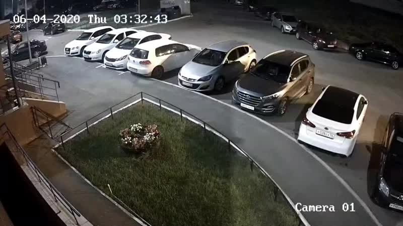 В оренбурге парень с девушкой ночью устроили дебош, 1