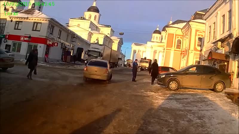 В арзамасе фура без водителя покатилась с горки, сминая всё на своем пути