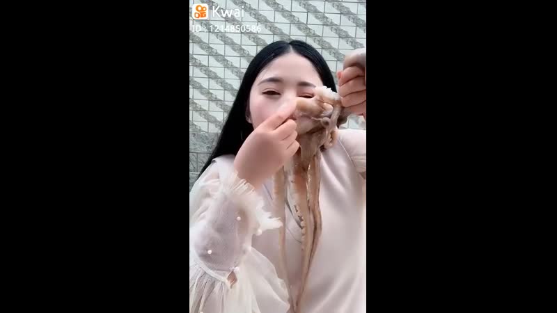 Хотела съесть живого осьминога ( 720 x 720 ) mp4