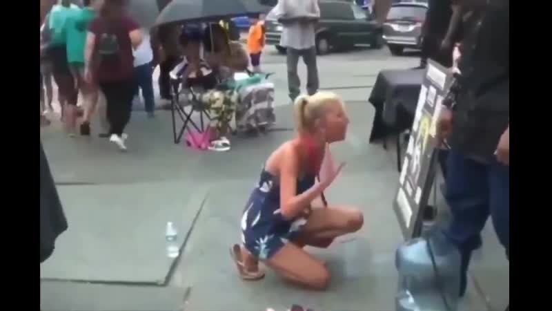 Американка целует ботинки неграм из секты "черные израильтяне"