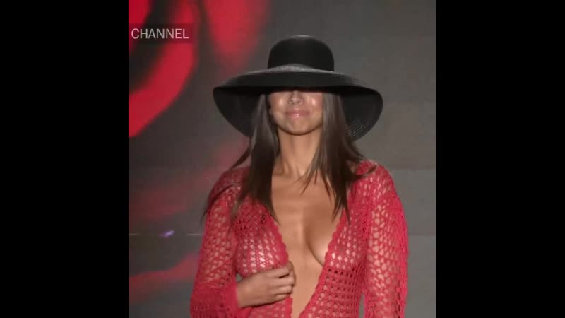 Показ моды, channel, модель с голыми сиськами на подиуме