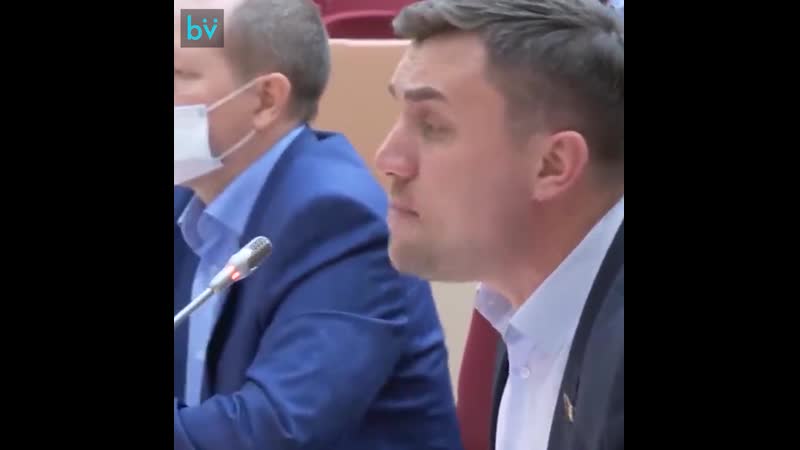 Мужик рядом наверное сидит и думает "посадят парня и мне припомнят, что рядом с ним сидел"