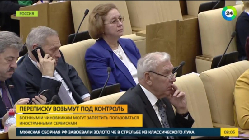 Российских чиновников лишат общения по мессенджерам