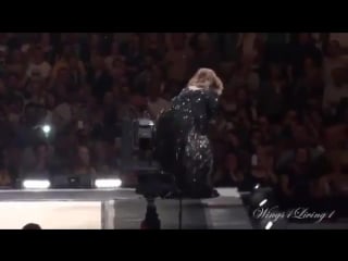 Adele entertains fans by dancing twerk