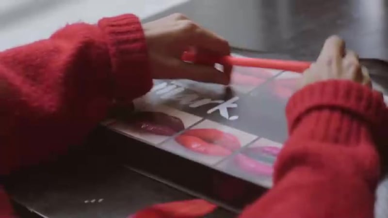 Модель даша малыгина проверяет новинку на стойкость