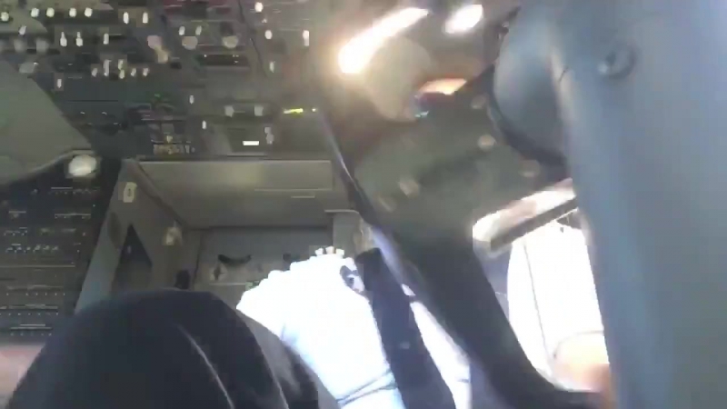 Пилот boeing 737 при посадке в сильный ветер (огого видео)