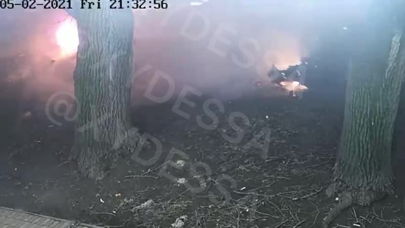 В одессе автомобиль марки "бмв", двигаясь с превышением скорости, вылетел за проезжую часть и врезался в столб