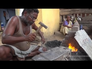 Indian blacksmith making billhooks indischer schmied beim hippen schmieden