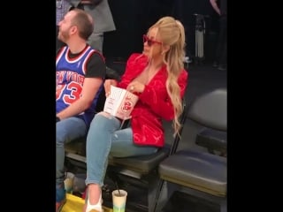 Cardi b vibing to ‘bartier cardi’ 🤣🍿