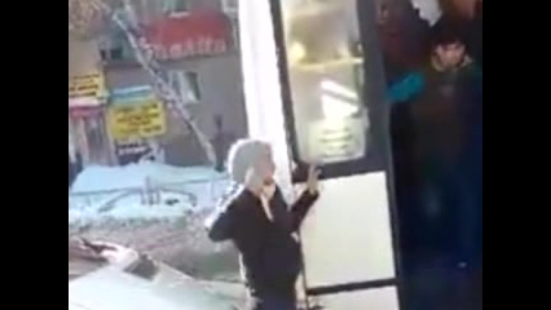 Тау пилот микроавтобуса с ножом гоняет рулевого "паза" real video